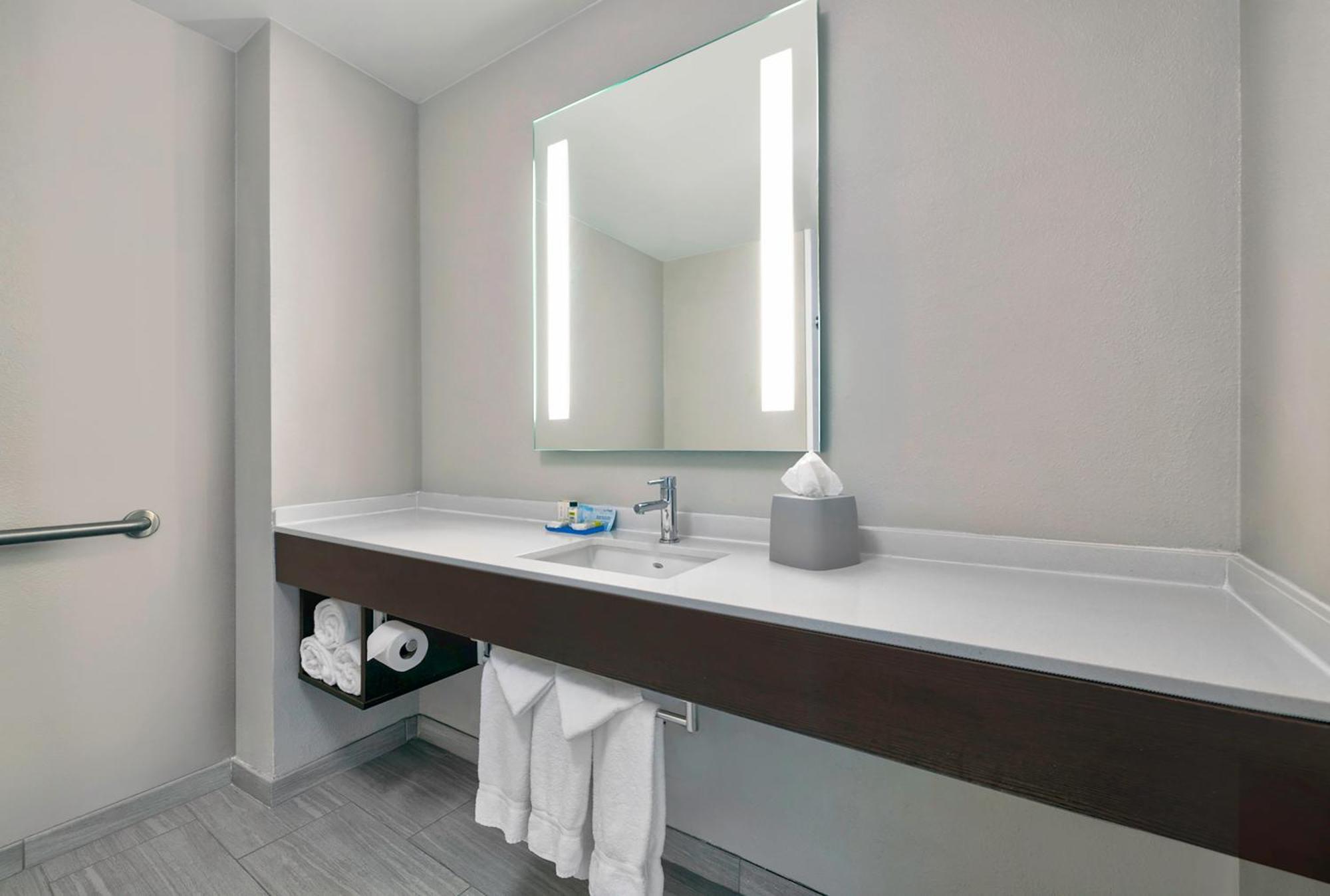 Holiday Inn Express & Suites Kansas City Airport By Ihg Екстер'єр фото