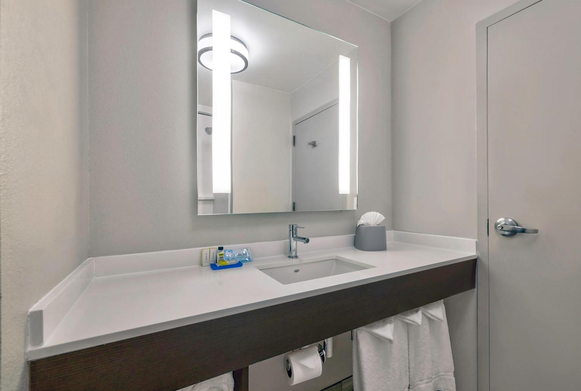 Holiday Inn Express & Suites Kansas City Airport By Ihg Екстер'єр фото