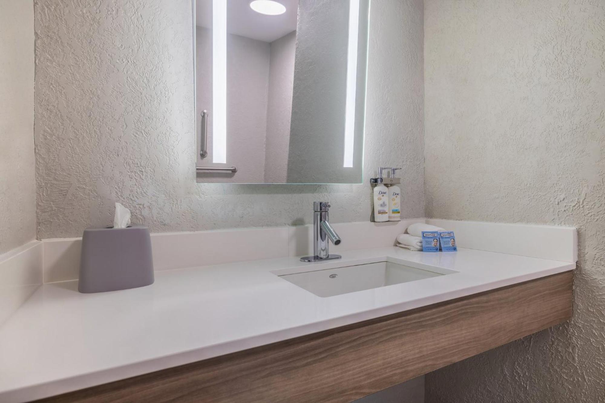 Holiday Inn Express & Suites Kansas City Airport By Ihg Екстер'єр фото